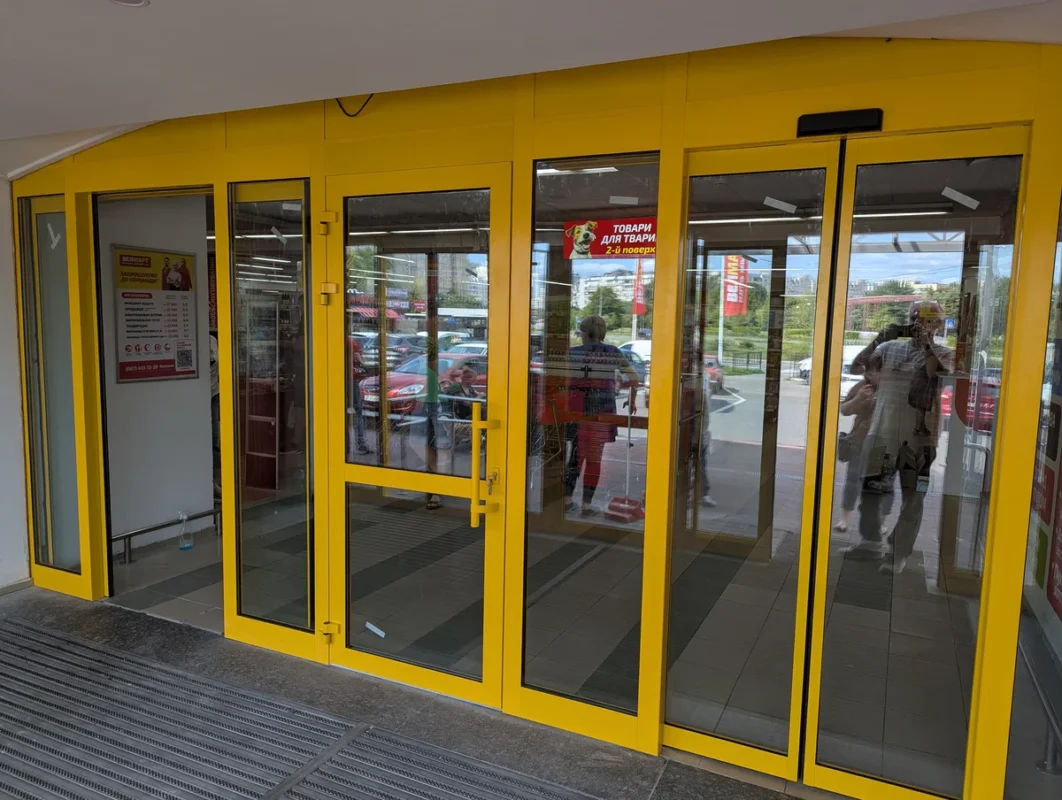 Вхідна група з автоматичними дверима